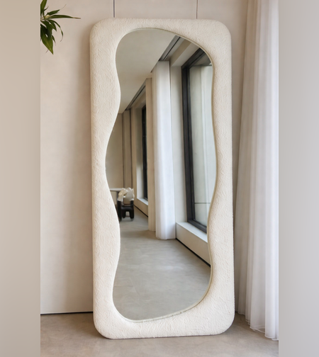 מראה גוף גלית במסגרת בוקלה לבן – דגם Wave 7800