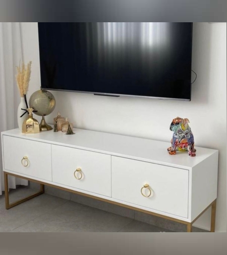 מזנון עץ בעיצוב מודרני בצבע לבן, בעל 3 מגירות, רגלי המזנון והידיות בצבע זהב (ניתן לשנות לצבע אחר) קיים גם בשחור ואלון אורך 2 מטר, עומק 40 ס