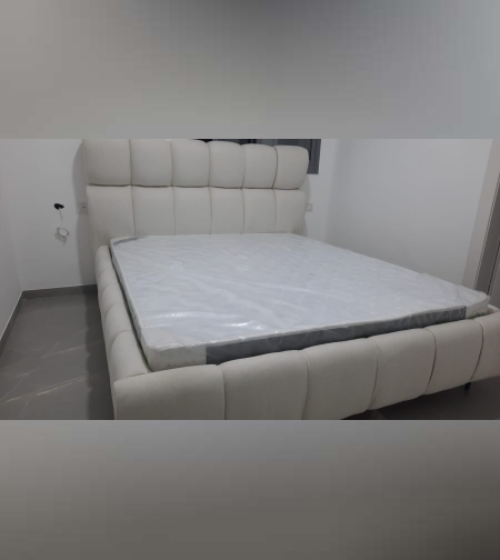 מיטה זוגית מרופדת צבע שמנת