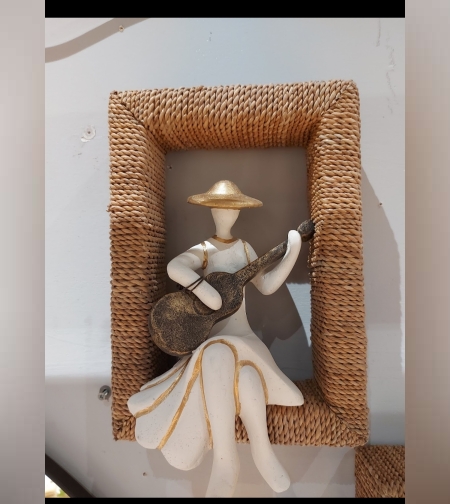 נגני גיטרה במסגרת