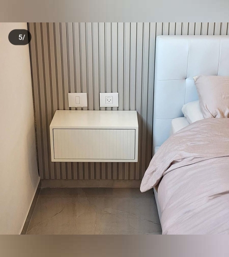 שידת צד מרחפת בצבע לבן