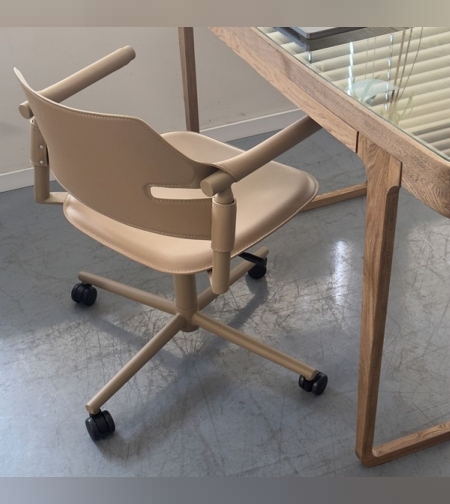 כיסא משרד אמנדה מעוצב – עור יוקרתי על גלגלים