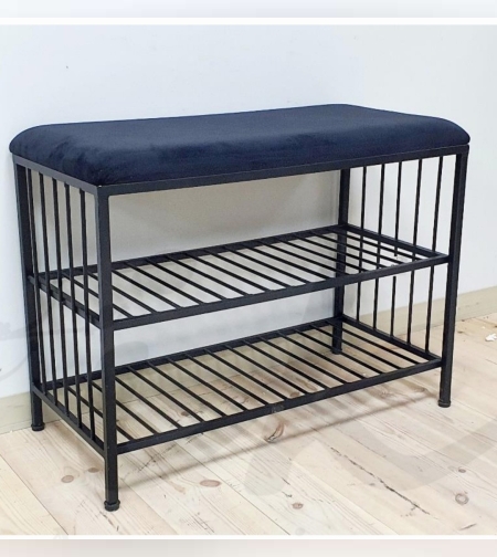 הדום שחור עם מתקן נעליים