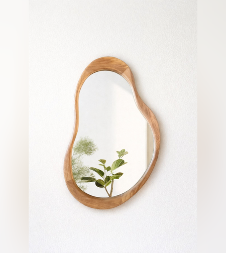 מראה מעוצבת עם מסגרת עץ טבעי