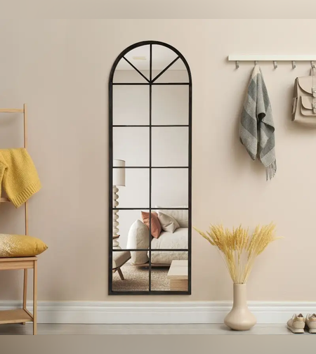 מראת קיר מעוצבת במסגרת מתכת חלון בצבע שחור.