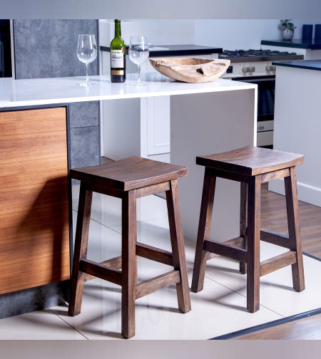 כסא בר מעוצבעשוי מעץ מנגו