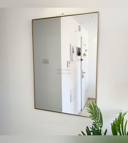 מראה לתלייה לאורך ולרוחב מסגרת מתכת דקה ועדינה מלבנית בצבע זהב 100*70