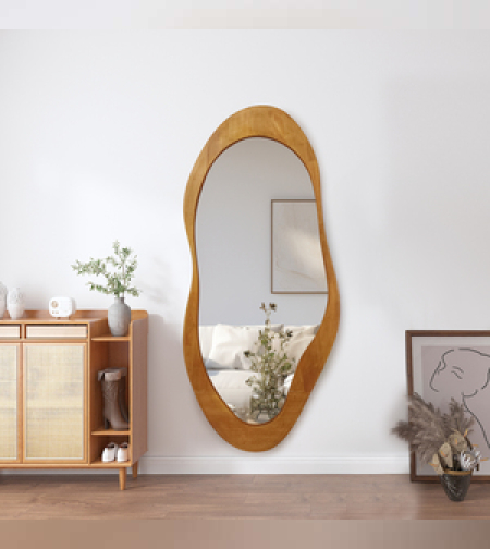 מראה מיוחדת במסגרת עץ