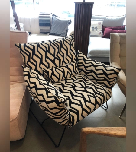 כורסא שחור לבן נוחה בטירוף