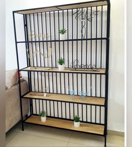 ספריית מדפים רצפתית עם מדפי עץ אלון