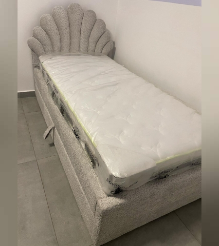 Amigo | מיטת יחיד מרופדת ומעוצבת עם מיטת חבר