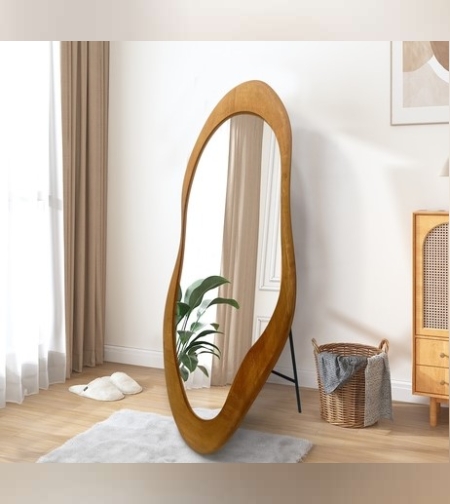 מראה על רגל במסגרת עץ