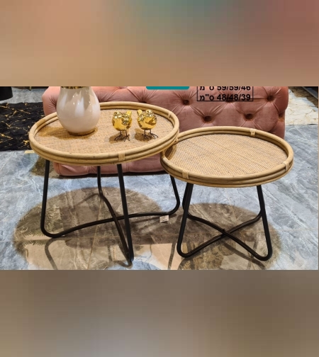 סט שולחנות שנותנים אווירה חמימה לפינות ישיבה ולכל חלל שתבחרו, השולחנות משולבים ראטן ובמבוק בגוון טבעי עם רגלי מתכת בשחור