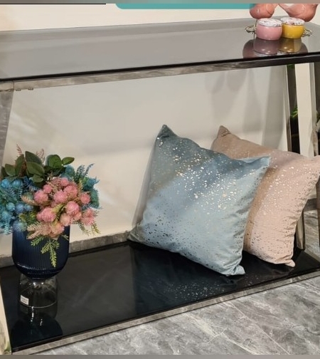 קונסולה שחורה זכוכית