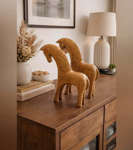 סט סוסי עץ דקורטיביים בעבודת גילוף – גדול וקטן