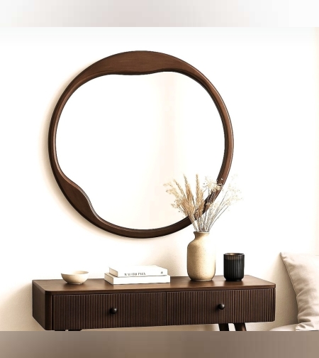 מראה עגולה אמורפית מעץ מלא כהה – עיצוב יוקרתי ומודרני