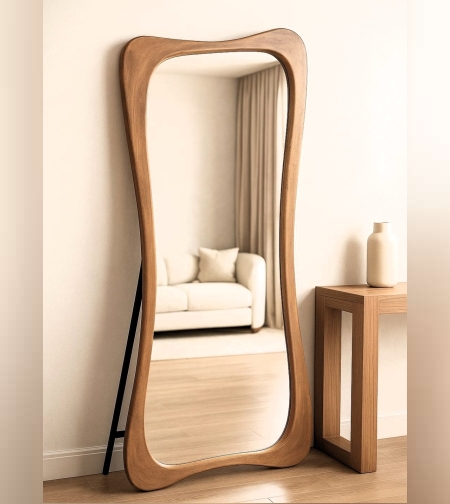 מראת גוף אמורפית מעץ טבעי בעיצוב מודרני 70×180 ס״מ