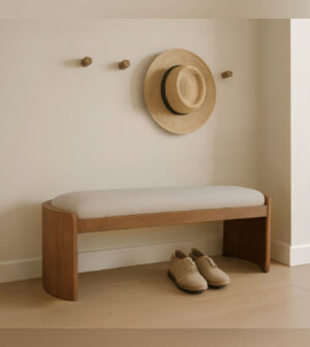 ספסל עץ אובלי בעיצוב מודרני – מושלם לכניסה לבית