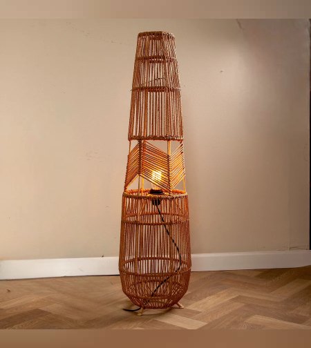 מנורת ריצפה מעוצבת עשוייה ראטן טבעי בעבודת יד תוצרת אינדונזיה המנורה מגיעה עם ערכת חיווט כולל כבל+בית מנורהחומריםראטן טבעימידות קוטר 24ס