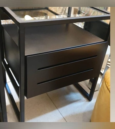 שידת מיטה בצבע שחור, מגירה מעץ, מסגרת ממתכת ומשטח עליון מזכוכית (50/40/50 ס