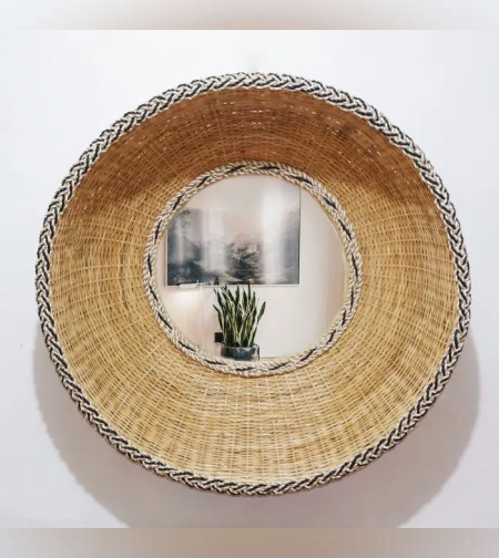 מראה מראטן טבעי עגולה עם מסגרת קלועה  בעבודת יד