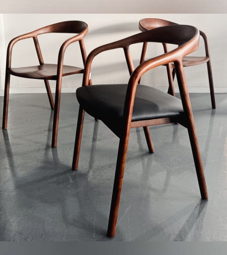 כיסא אוכל עץ אגוז מושב דמוי עור