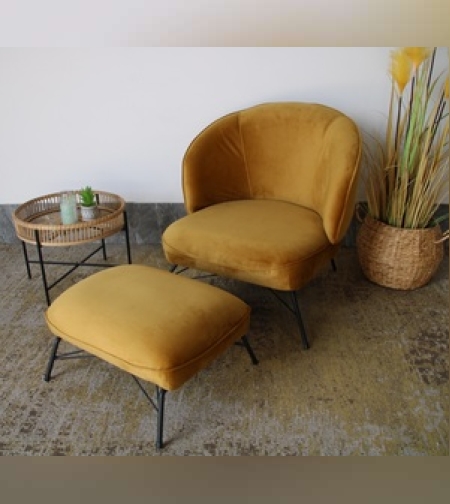 סט כורסא והדום בצבע חרדל עם רגלי מתכת בשחור שישדרג ויכניס המון חום וסטייל לעיצוב הסלון ופינת ישיבה