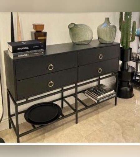 קונסולה שחורה בשילוב עץ ומתכת בעלת 4 מגירות ומדף תחתון מתכת 140/40/85 ס”מ