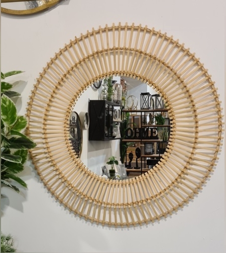 מראה עגולה במבוק בצבע טבעי שנותנת מראה “בוהו” עם המון סטייל. מידות: 97/97/4.5ס