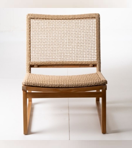 כורסא מעוצבת עשויה מעץ טיק מלא בשילוב ראטן סינטטי עמיד,