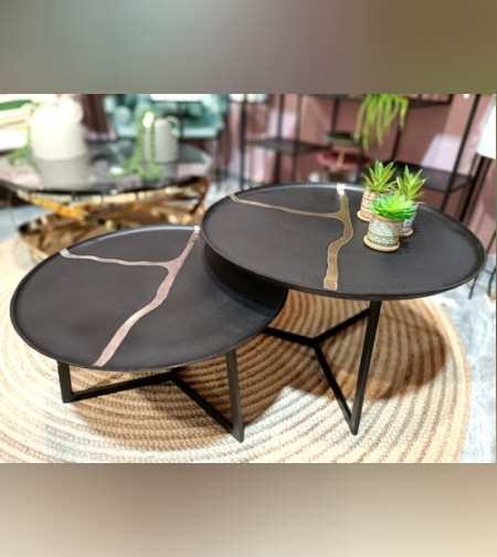 סט 2 שולחנות סלון אלומיניום סט 2 שולחנות סלון עגולים רגליים עשויות מתכת ופלטה עליונה עשויה אלומיניום שילוב של שחור עם כסף ושחור עם זהב איכות ורמה גבוהה מאוד יבוא מהודו מידות 72/72/44 + 63/63/36 ס