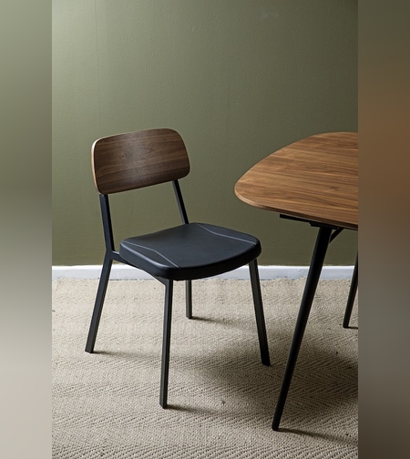 כיסא פינת אוכל “לופט” אלון מושב דמוי עור גב פורניר – L.P.D