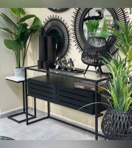 קונסולה שחורה