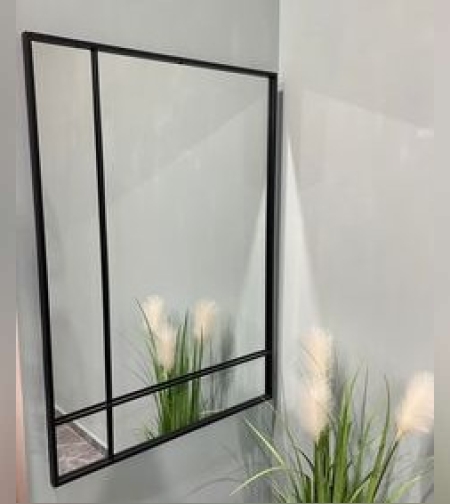 מראה מלבנית במסגרת מתכת שחורה