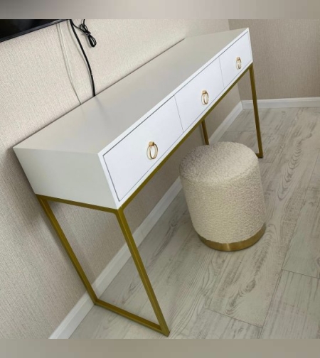 קונסולת כניסה מרשימה, בצבע לבן וזהב, בעלת 3 מגירות ברוחב 1.20 מטר (ניתן לקבל גם ברוחב 1.00 מטר)