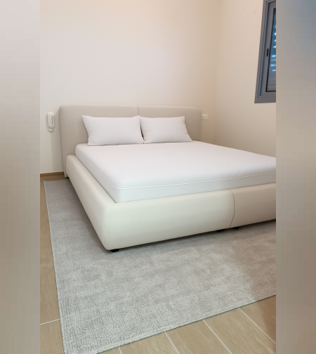 מיטה זוגית מרופדת בגוון שמנת