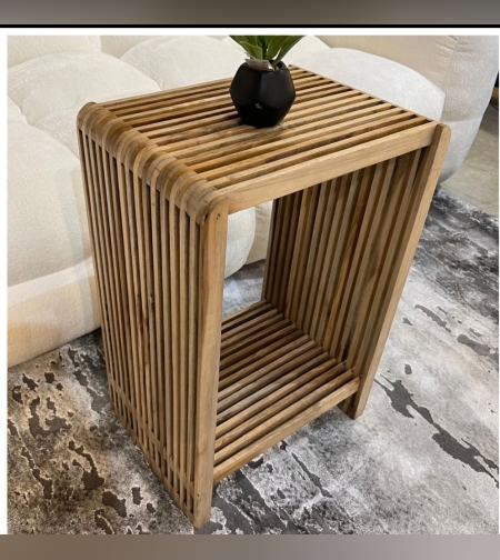 שולחן צד בצבע עץ