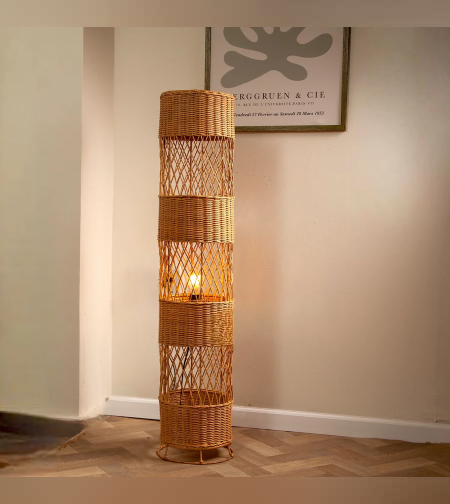 מנורת ריצפה מעוצבת עשוייה ראטן טבעי בעבודת יד תוצרת אינדונזיה המנורה מגיעה עם ערכת חיווט כולל כבל+בית מנורהחומריםראטן טבעימידות קוטר 26ס