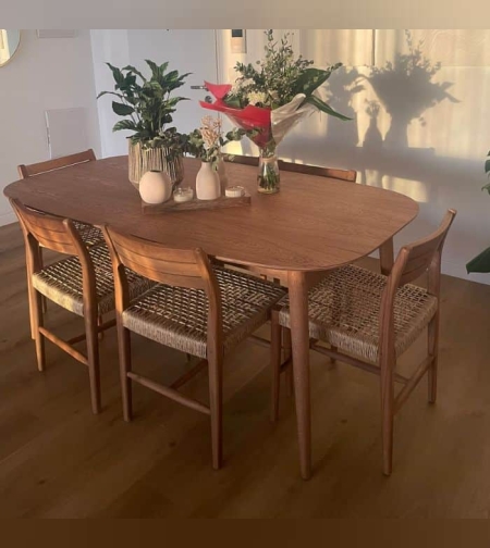 Tobi כסא אוכל מעץ טיק וראטן סינטטי