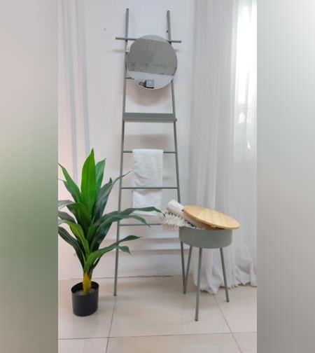 סולם משולב במראה ומדף בסגנון נורדי מינימליסטי