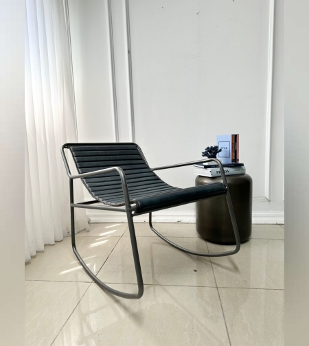 כורסא נדנדה עור בצבע שחור