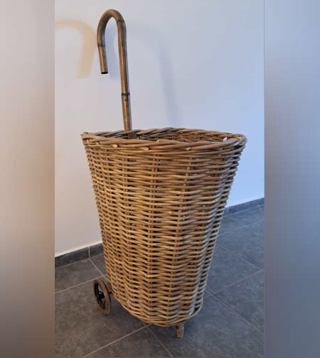 סל עצים על גלגלי עץ