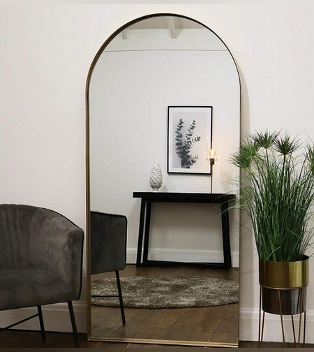 מראה חצי עגולה במסגרת מתכת דקה בגוון זהב מט