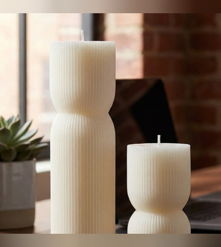 נר מעוצב שעון חול לבן