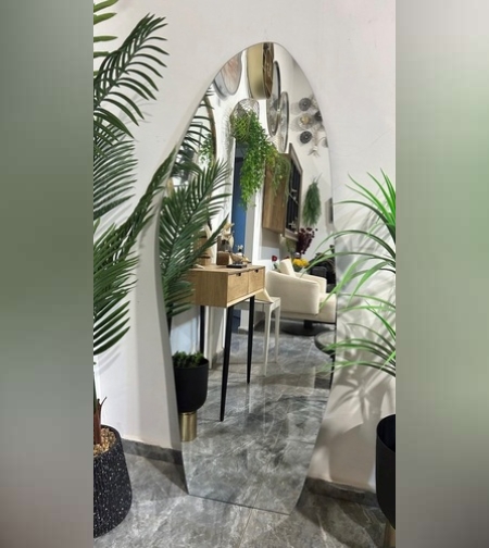 מראת גוף אמורפית לתלייה לקיר או להשענה לקיר