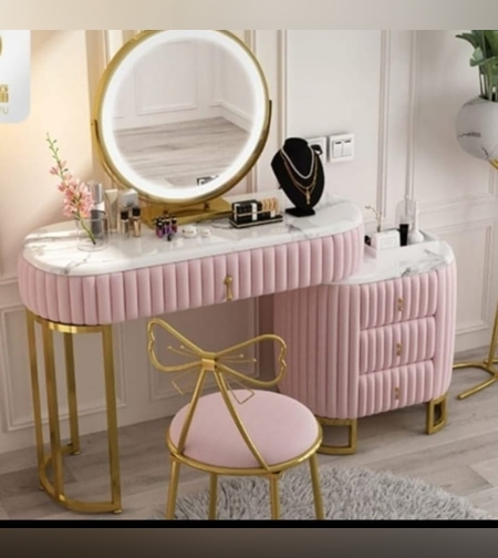 פינת איפור ורודה הכוללת כסא ומראה