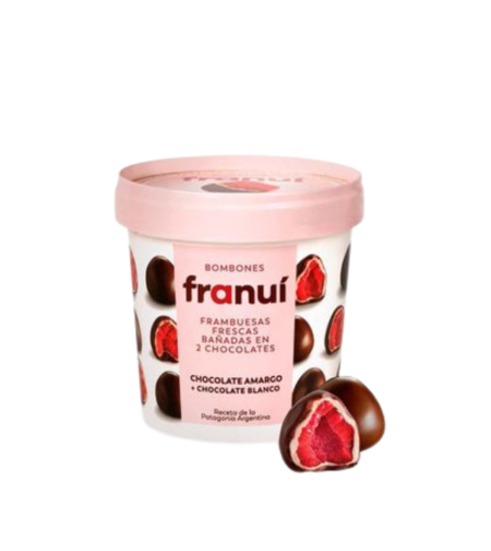 توت مغطى بالشوكولاتة البيضاء والشوكولاتة الداكنة