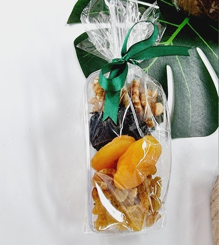 כף פלסטיק עם פירות יבשים