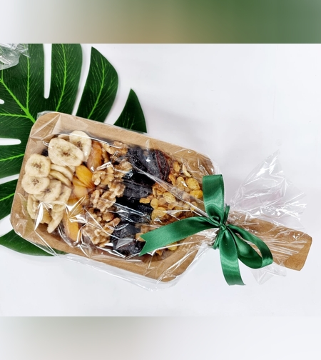 כף עץ בינונית עם פירות יבשים