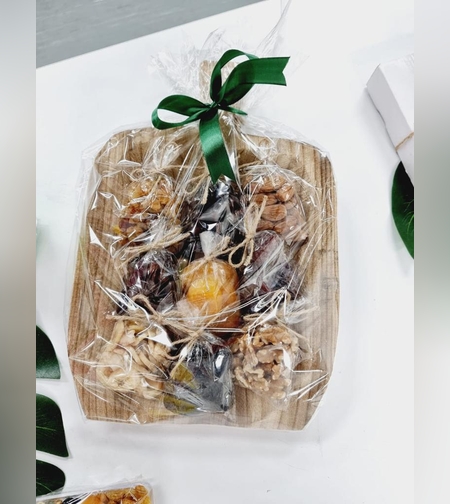 כף עץ גדולה עם פיצוחים ופירות יבשים